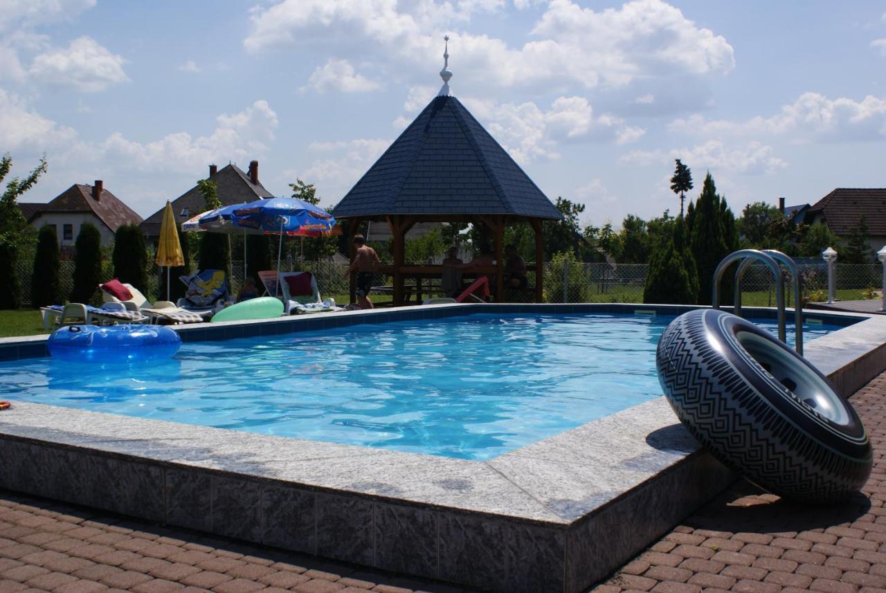 Kek Vendeghaz Family Resort เจเนชดิแอช ภายนอก รูปภาพ