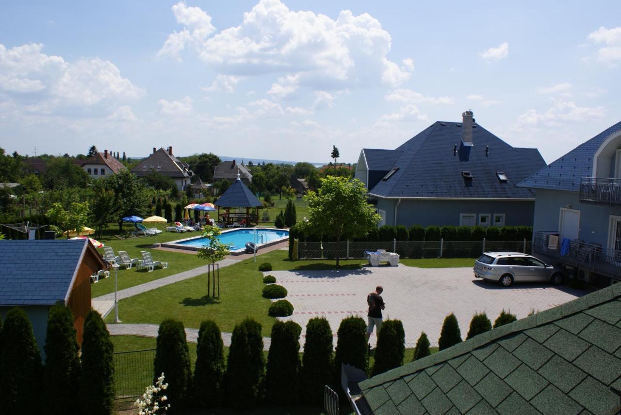 Kek Vendeghaz Family Resort เจเนชดิแอช ภายนอก รูปภาพ