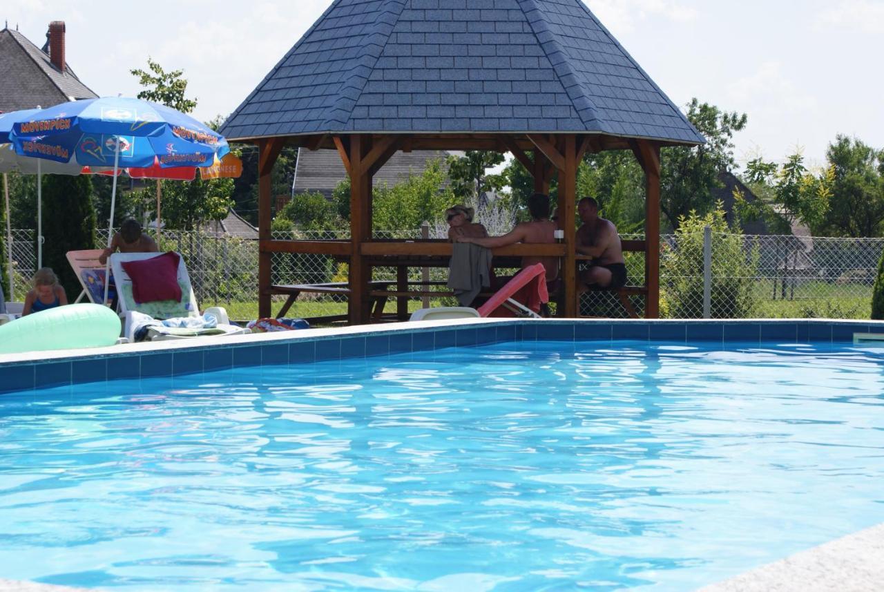 Kek Vendeghaz Family Resort เจเนชดิแอช ภายนอก รูปภาพ